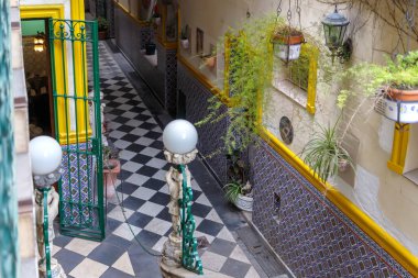 Dişli zemini ve yeşil kapısı olan koridor.