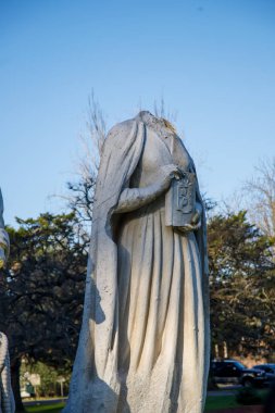 Parktaki başsız kadın heykeli