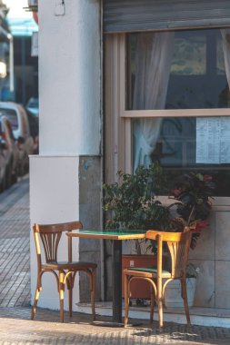 Bir restoranın önünde masa ve iki sandalye.