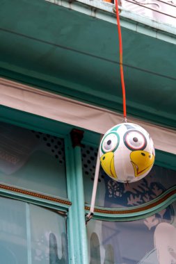 Top bir binanın ipinden sarkıyor.