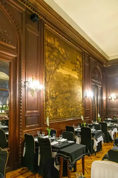 BUENOS AIRES, ARGENTINA - 13 Nisan 2022: Lüks otel restoranının iç mekanı