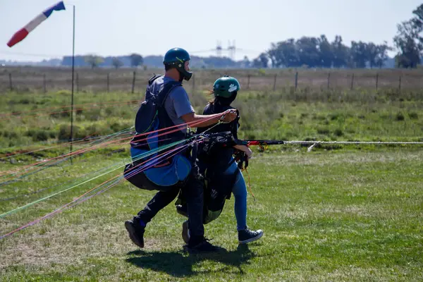Man Woman Walking Field Kite — Stock Photo, Image