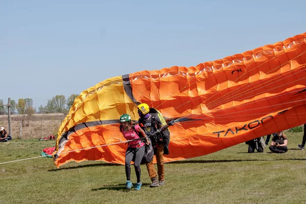 Couple People Standing Next Large Orange Parachute — Stock Photo, Image