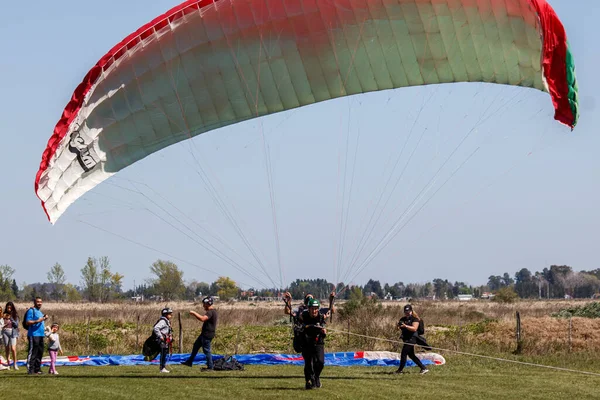 Bir Grup Insan Paraşütün Etrafında Dikiliyor — Stok fotoğraf