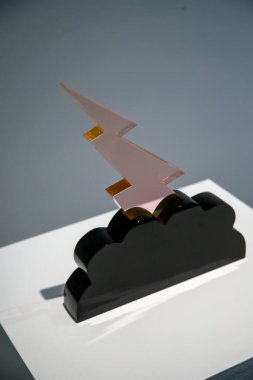 Stüdyoda bir adam figürü.