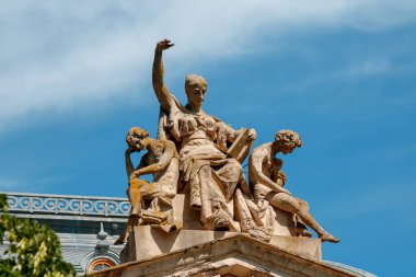 İspanya 'nın Barselona şehrindeki ulusal bir anıtın önündeki heykel.