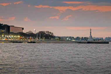 St. Petersburg 'da nehrin üzerinde gün batımı.,