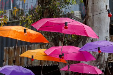 Sokakta renkli şemsiyeler