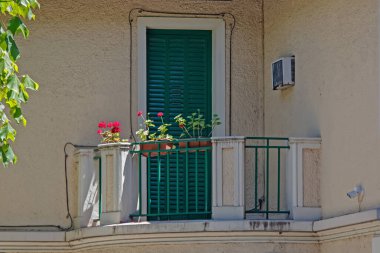 Güneşli bir günde beyaz bir balkonun güzel bir görüntüsü.