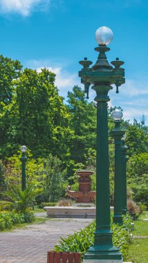 Parktaki eski metal fener.