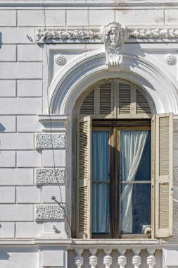 Eski bir evin ön cephesindeki eski pencere