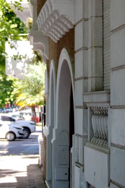 Modern bir binanın penceresinden görünüm