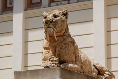 Şehirde aslan heykeli