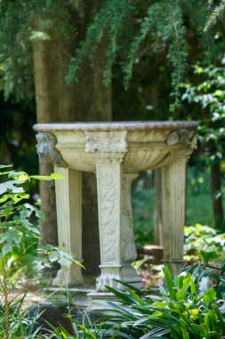 Bahçedeki eski güzel taş