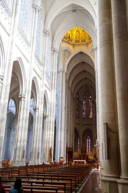 Paris 'teki St. George Katedrali' nin içi.