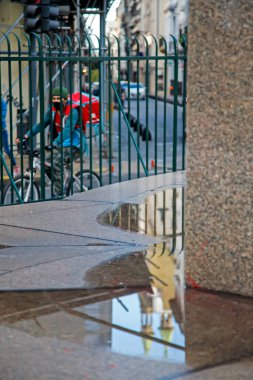 Şehirde bir çeşme var.