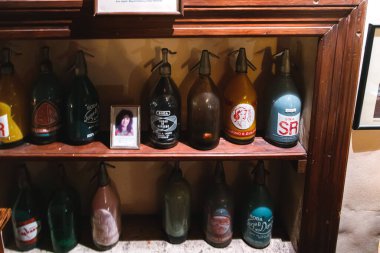 Bir sürü farklı şişesi olan eski ahşap masa.