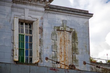 Eski bina içinde pencere eşiği