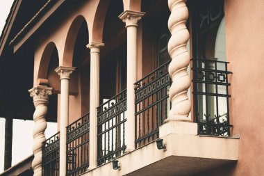 Ahşap pencereli bir binada balkon.