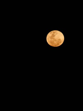Gece gökyüzündeki ay