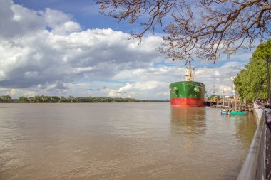 Nehir manzarası ve eyaletin merkezi. Kuzeydeki en kirli kasabalar.