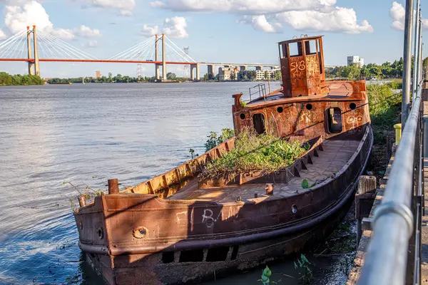 Старая Лодка Берегу Реки — стоковое фото