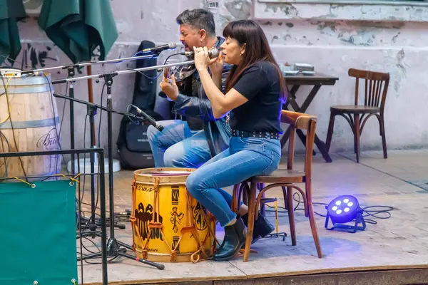 Buenos Aires 'te sokak müziği çalan müzisyenler