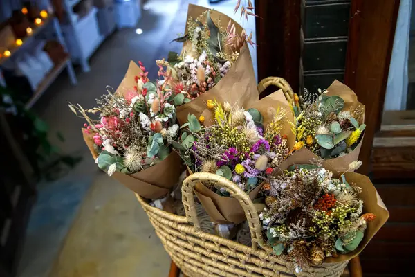 Hasır Sepetin Içinde Çiçek Otlarla Dolu Renkli Buketler — Stok fotoğraf