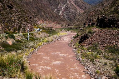 And Dağları 'ndaki güzel dağ nehri manzarası, Peru