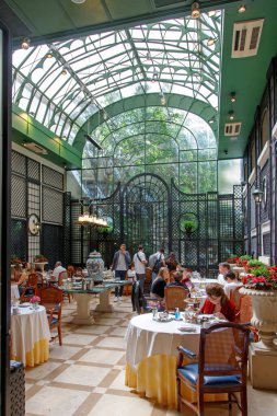 Şehirdeki bir restoranın içinde.