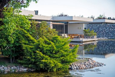 Güzel göl manzaralı lüks bir otel