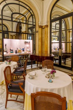 Modern bir restoranın içinde.