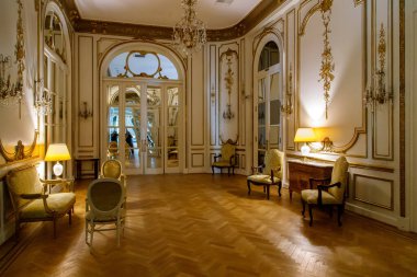 Lüks bir otelin içinde.