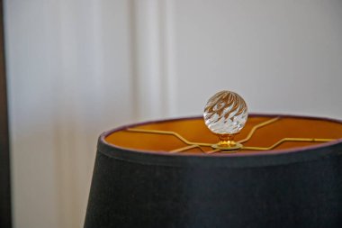 Alyanslar odadaki bir masada.