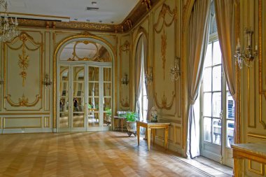 Versay 'ın güzel sarayının içinde.