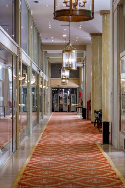 Modern bir binanın içinde.