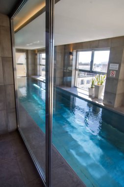 merdivenli modern yüzme havuzu