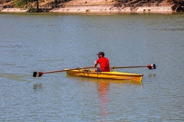 Nehirdeki kayıkta bir adam