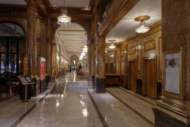 Eski binanın içinde.