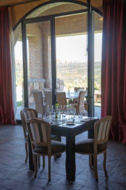 Bir bardak şampanyalı bir masa.