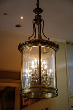 Mumlu eski bir lamba.