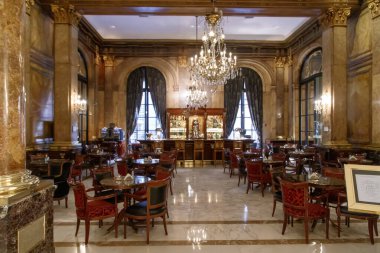 New York şehrindeki restoranın içinde.