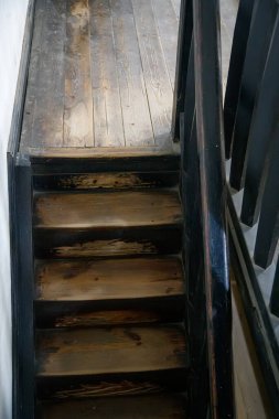 Ahşap merdiven, üst merdiven manzaralı.