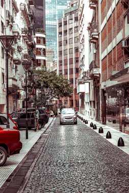 Şehir merkezinde modern bir şehir caddesi manzarası