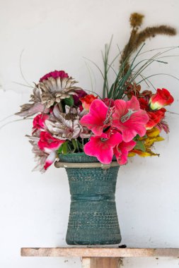 Tahta bir masadaki vazoda bir buket güzel çiçek..