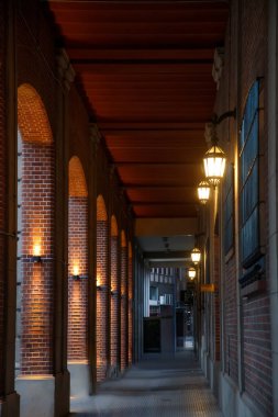 Sokak lambalı şehir caddesi binaları 