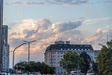 gün batımında şehir binaları 