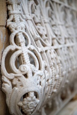 Eski bir binanın dekoratif unsurlarının ayrıntıları