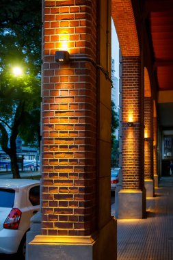 Duvarın arkasındaki sokak lambaları.