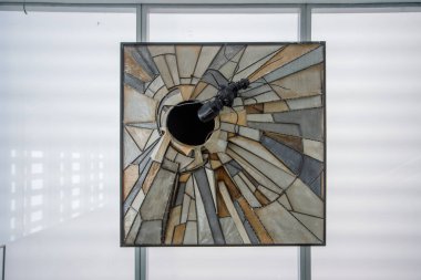İçerideki sanat müzesinde kırık camlı pencere.